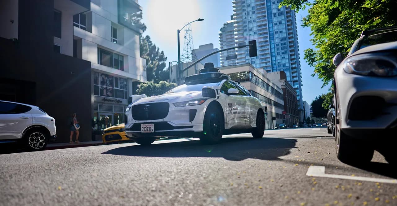 Xe robotaxi đang quan sát bạn đấy — và nó sẽ gọi cảnh sát